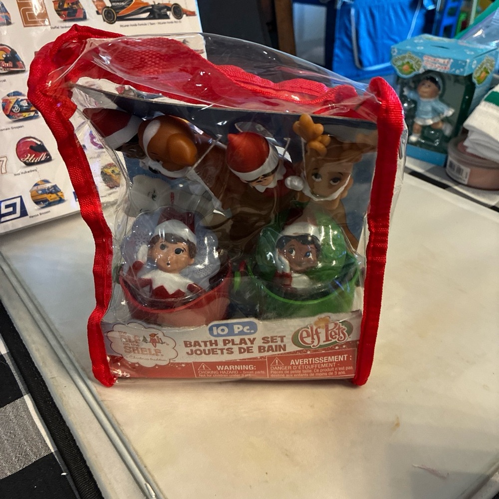 Bath Play Set - Red and Green elf on a shelf